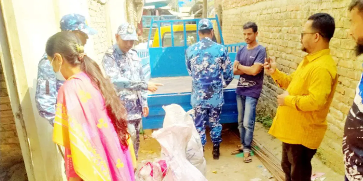 হাজীগঞ্জে ১৬০ কেজি পলিথিন জব্দ, ব্যবসায়ীকে জরিমানা