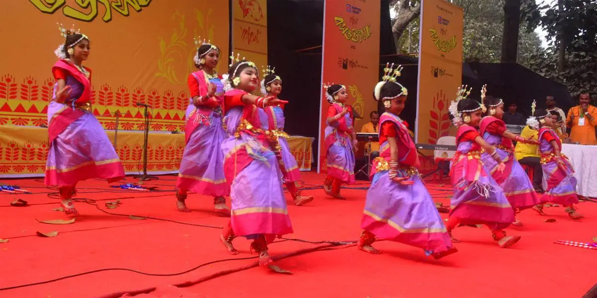 বসন্ত আর ভালোবাসার রঙে মেতেছিল চট্টগ্রাম