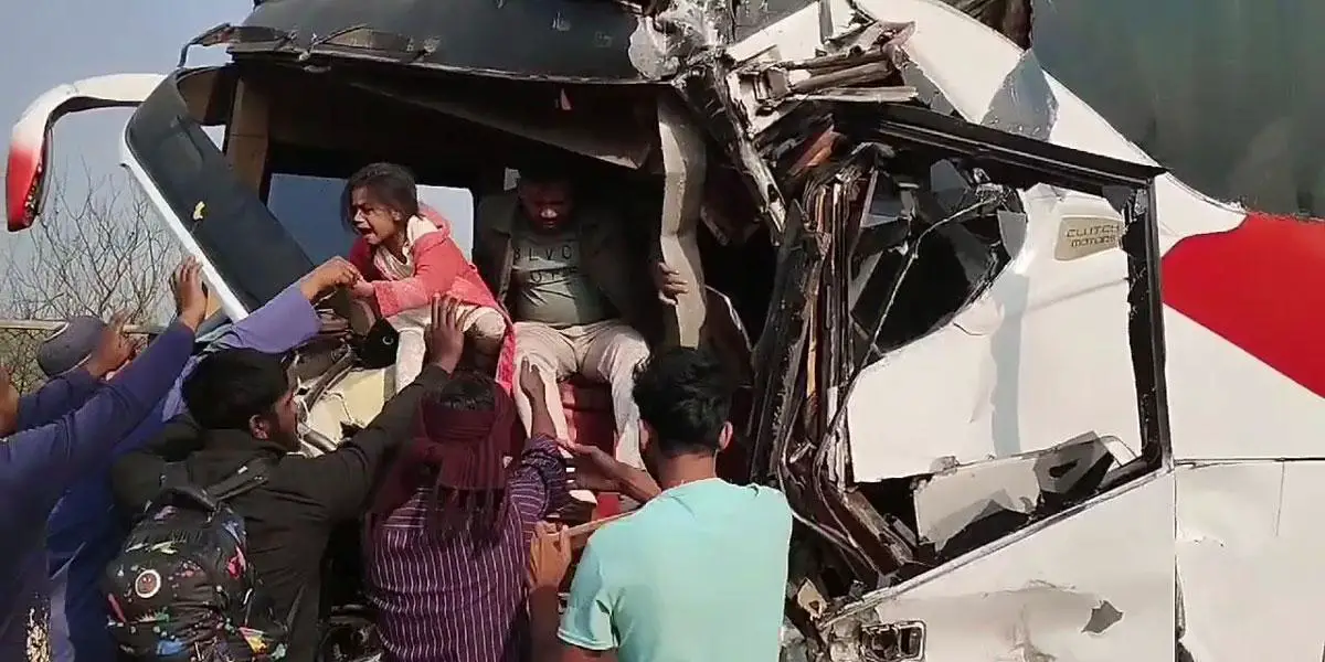 এক্সপ্রেসওয়েতে তিন গাড়ির সংঘর্ষে আহত ১২