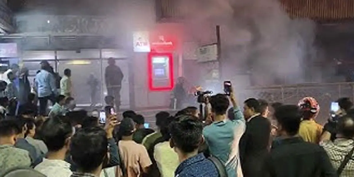 একুশে টিভি ভবনের নিচতলায় আগুন