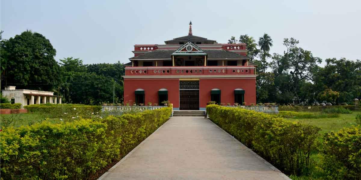 কুঠিবাড়ির পরতে পরতে বিশ্বকবির ছোঁয়া