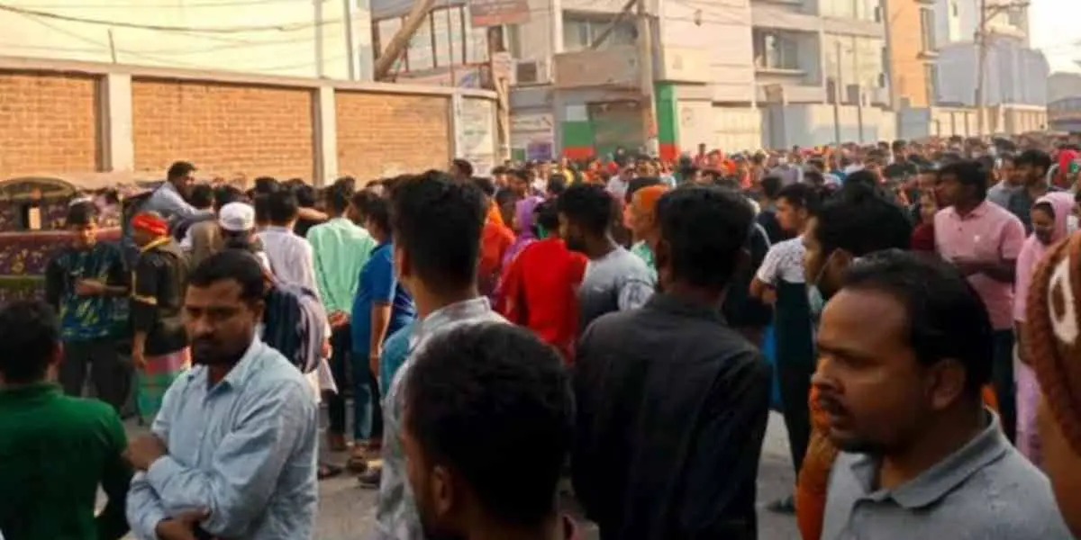 সাভারে বকেয়া বেতনের দাবিতে সড়কে শ্রমিক বিক্ষোভ