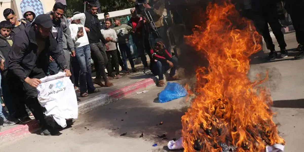 ইসরায়েলিদের পরানো ‘অপমানজনক’ পোশাক পোড়াল ফিলিস্তিনিরা