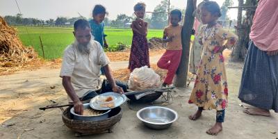 মিষ্টি-নিমকির ব্যবসায় সপ্তাহে ৬ হাজার টাকা আয় নিজামের
