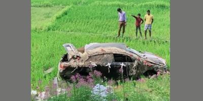 সিলেটে ট্রেনের ধাক্কায় বিয়ের গাড়ি ধানখেতে