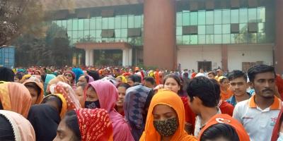 বেতনের দাবিতে বিক্ষোভ করা শ্রমিকদের লাঠিপেটা