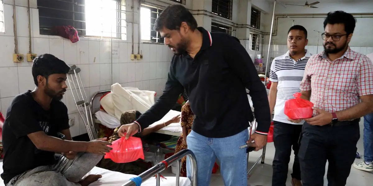 কায়কোবাদের ব্যাবস্থাপনায় গণঅভ্যুত্থানে আহতদের বিরিয়ানি বিতরণ