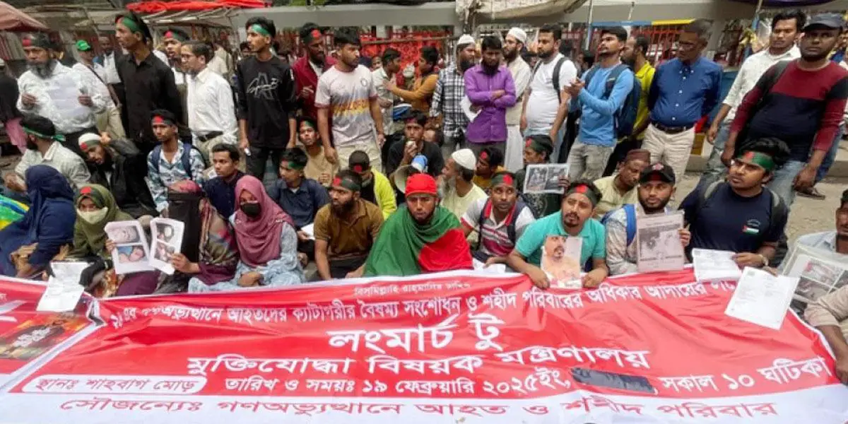 ৩ দাবিতে সচিবালয়ের সামনে গণ-অভ্যুত্থানে আহত ও শহিদ পরিবারের সদস্যরা