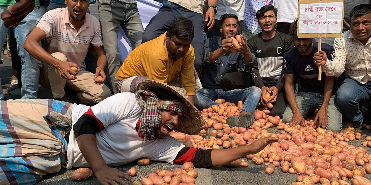 ফের সড়কে আলু ফেলে কৃষকদের বিক্ষোভ