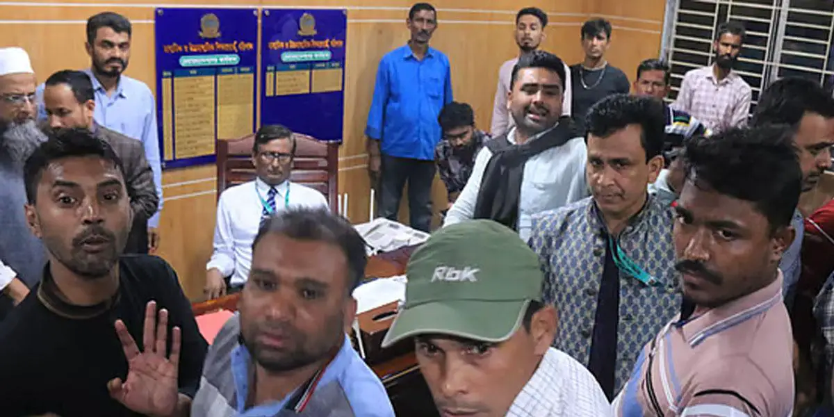 বরিশালে বিএনপির নেতাকে বিদ্যালয়ের সভাপতি না করায় শিক্ষা বোর্ড চেয়ারম্যান অবরুদ্ধ