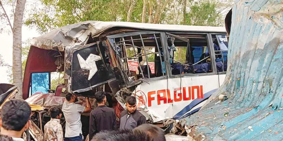 গোপালগঞ্জে বাস-কাভার্ডভ্যানের মুখোমুখি সংঘর্ষে নিহত ১