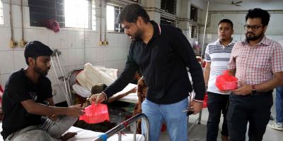 কায়কোবাদের ব্যাবস্থাপনায় গণঅভ্যুত্থানে আহতদের বিরিয়ানি বিতরণ