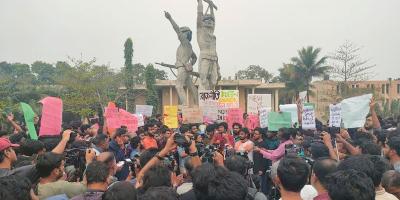 কুয়েটে শিক্ষার্থীদের বিক্ষোভ, লাল কার্ড প্রদর্শন