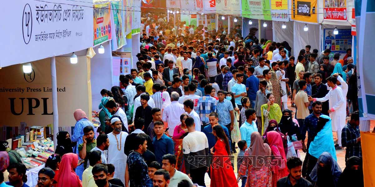 চট্টগ্রাম বইমেলায় শেষ সময়ে বই প্রকাশের হিড়িক