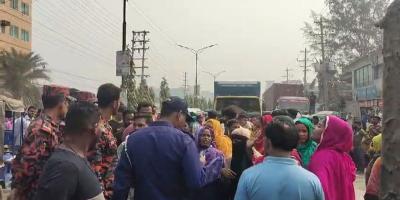 সাভারে বকেয়া বেতনের দাবিতে ২ কারখানার শ্রমিকদের বিক্ষোভ