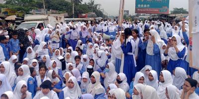 দাউদকান্দিতে শিক্ষককে মারধর, শিক্ষার্থীদের সড়ক অবরোধ