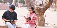 হাত বাড়ালেই বই