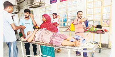 রামেক হাসপাতালে অস্থায়ী কর্মীদের হাতে জিম্মি রোগীরা