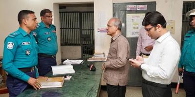 ভোরের রাজধানী পরিদর্শনে স্বরাষ্ট্র উপদেষ্টা, ২ পুলিশ বরখাস্ত