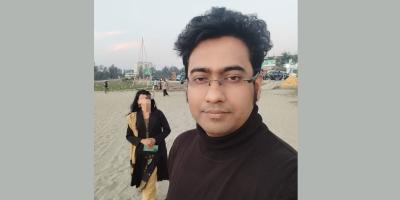 স্ত্রীর মর্যাদার দাবিতে চিকিৎসকের বাড়িতে প্লেকার্ড হাতে অন্তঃসত্ত্বা নারী চিকিৎসক