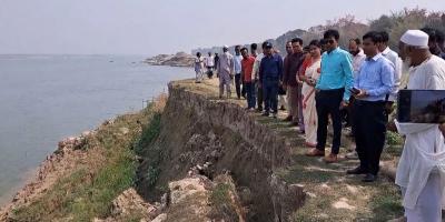 অবৈধ ড্রেজিংয়ে পদ্মাপাড়ে ভাঙনঝুঁকিতে ৭ গ্রাম