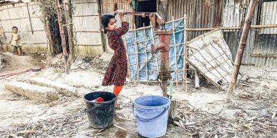 এক ঘণ্টা কল চেপেও ওঠে না এক বালতি পানি
