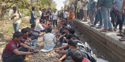 ‘ডিসেন্ট্রালাইজড বাংলাদেশ’ গঠনসহ ৩ দাবিতে রাবি শিক্ষার্থীদের রেল অবরোধ