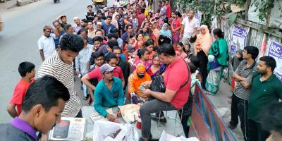 বরিশালে টিসিবি পণ্যের চাহিদা বেশি পণ্য কম
