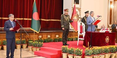 উপদেষ্টা হিসেবে শপথ নিলেন অধ্যাপক সি আর আবরার