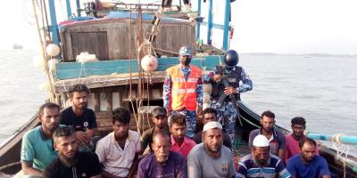 সমুদ্রে ভাসতে থাকা ১৩ জেলে জীবিত উদ্ধার করল কোস্টগার্ড