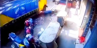 ফরিদপুরে নিয়ন্ত্রণ হারিয়ে দোকানে ঢুকে গেল ট্রাক