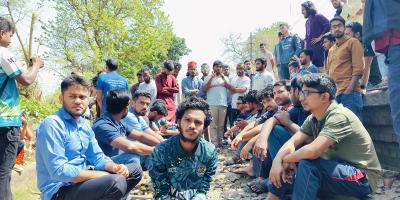 রাবিতে তিন দফা দাবিতে শিক্ষার্থীদের রেললাইন অবরোধ