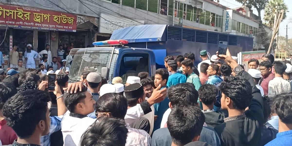 শিশু ধর্ষণের ঘটনায় বিক্ষুদ্ধ জনতার থানা ঘেরাও, আসামি ছিনিয়ে নেওয়ার চেষ্টা