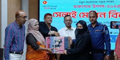আন্তর্জাতিক নারী দিবসে সেলাই মেশিন পেলেন ১০ নারী
