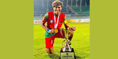 এক হাতে সংসারের হাল, আরেক হাতে দেশ