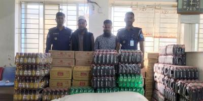 টেকনাফে চোরাই পণ্যসহ দুই পাচারকারী আটক