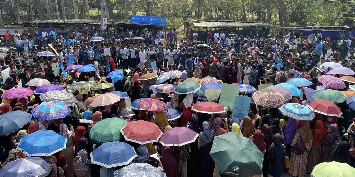 ধর্ষকের শাস্তির দাবিতে রাবি শিক্ষার্থীদের ক্লাস-পরীক্ষা বর্জন, মহাসড়ক অবরোধ