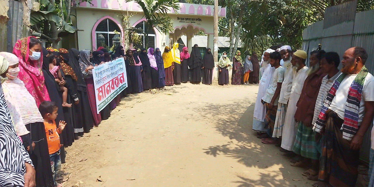 চৌদ্দগ্রামে মাদক ব্যবসায়ীকে গ্রেপ্তারের দাবিতে মানববন্ধন