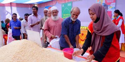 ২০ টাকায় হাজার টাকার পণ্য পেল ৫০০ পরিবার