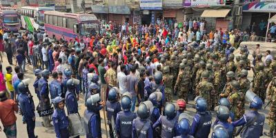 টঙ্গীতে মহাসড়ক অবরোধ করে বিক্ষোভ করছেন পোশাকশ্রমিকরা