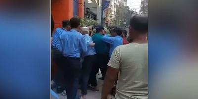 পুলিশের সামনে ‘মানবপ্রাচীর’ সৃষ্টি করে আসামির পলায়ন
