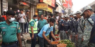 গাজীপুরে হকারদের দখলে মহাসড়ক, উচ্ছেদ অভিযানে আটক ১৫