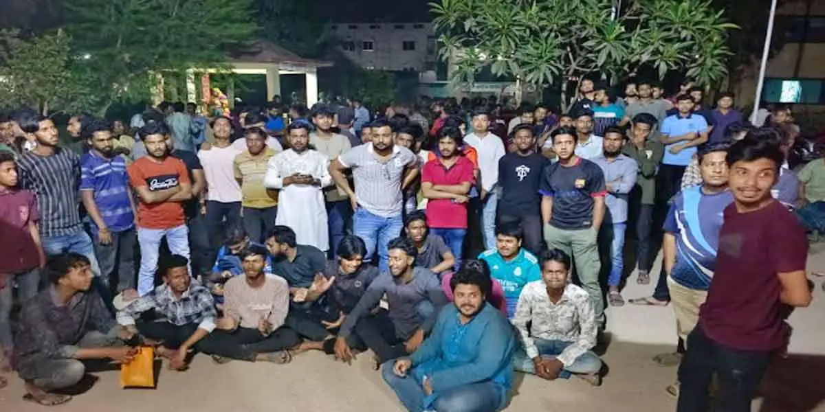 মেহেরপুরে ধর্ষকের ব্ল্যাকমেইলের প্রতিবাদে থানায় অবস্থান কর্মসূচি ছাত্র-জনতার