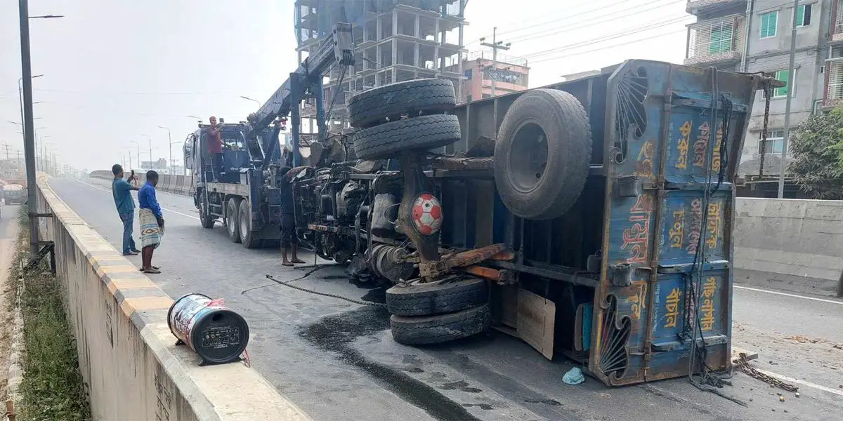 টাঙ্গাইলে মহাসড়কে ট্রাক উল্টে শ্রমিক নিহত, ওসিসহ আহত ৬