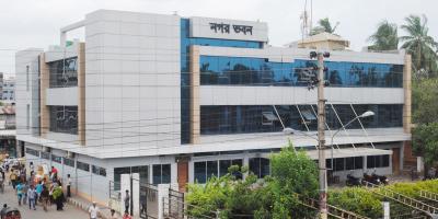 দেনার ভারে ন্যুব্জ বিসিসি