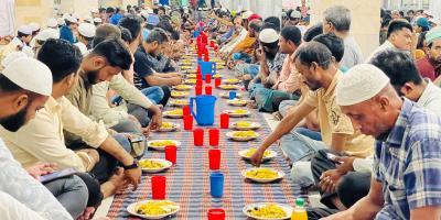 ফেনীর জহিরিয়া মসজিদে ১৬ বছর ধরে এক কাতারে ইফতার