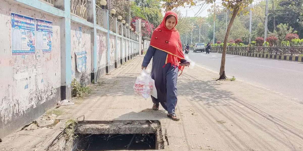 পথ যেন মরণ ফাঁদ!