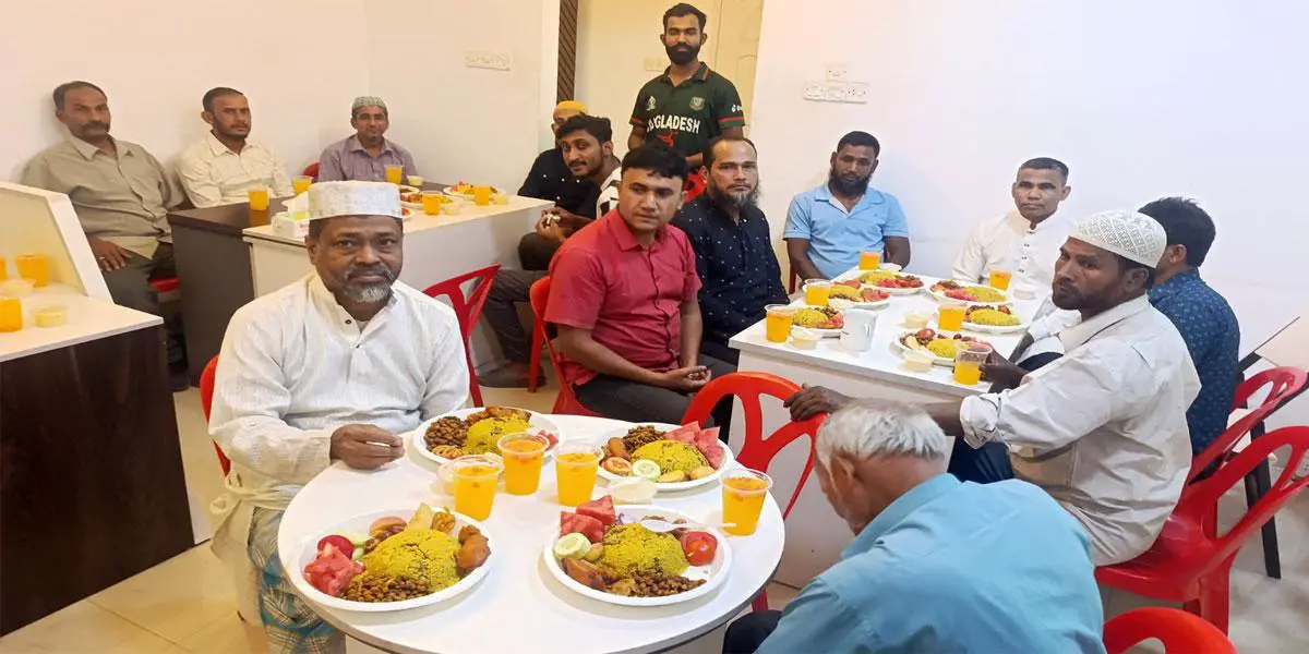 খবরের কাগজের চট্টগ্রাম অফিসে সংবাদপত্র বিক্রেতাদের নিয়ে ইফতার