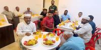 খবরের কাগজের চট্টগ্রাম অফিসে সংবাদপত্র বিক্রেতাদের নিয়ে ইফতার