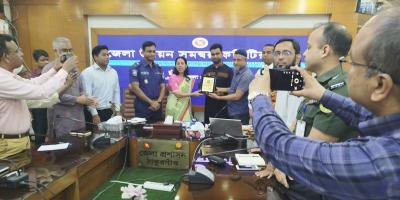 চুরি হওয়া নবজাতক উদ্ধার করে সম্মাননা পেলেন দুইজন